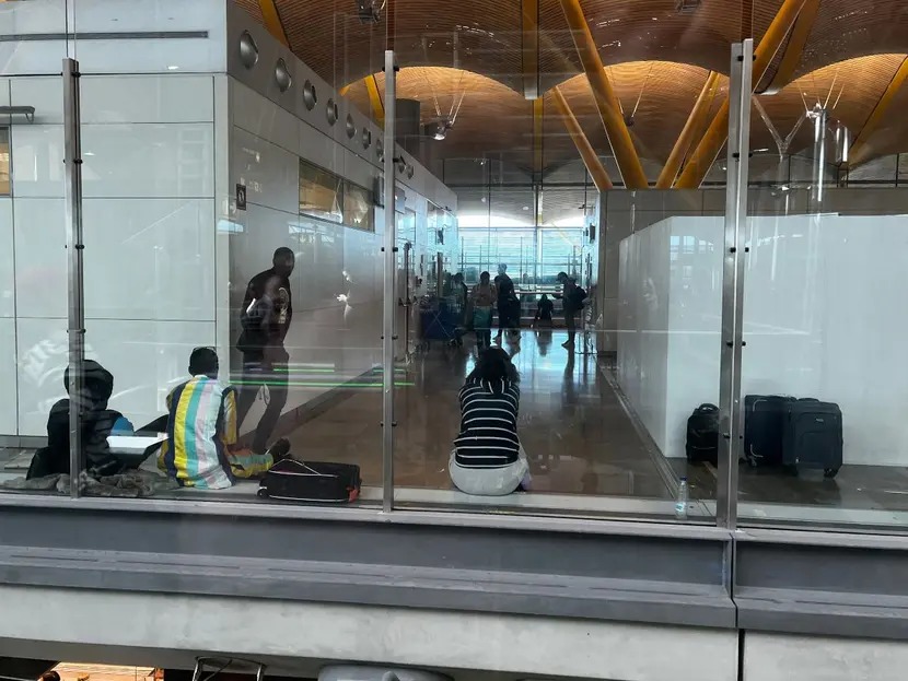 Aeropuerto de Madrid está desbordado por centenas de solicitantes de asilo; la mayoría, de África