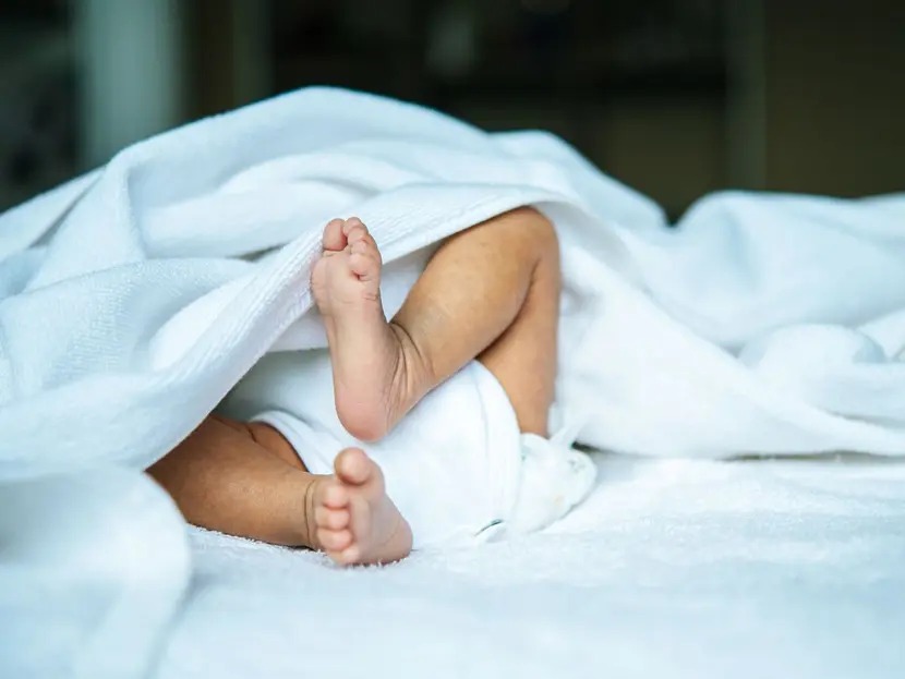 Ante la falta de niños en Japón, una fábrica dejará de producir pañales para bebés