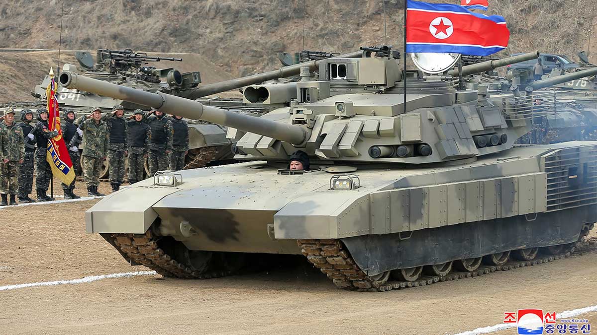 Líder de Corea del Norte presenta y maneja un nuevo tanque de combate