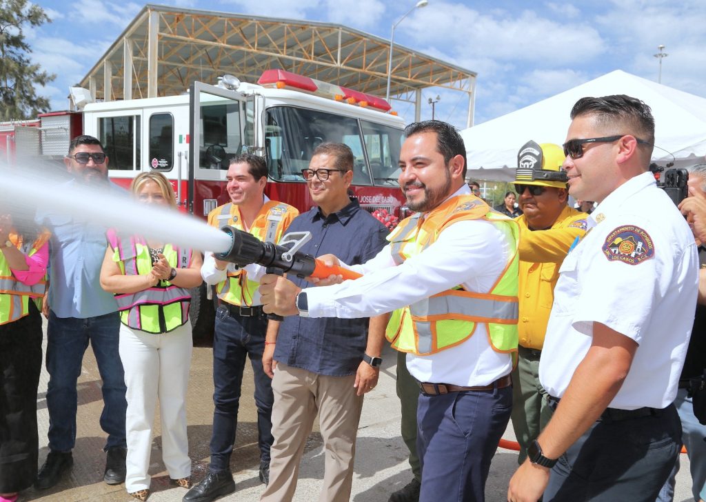 Entrega alcalde Christian Agúndez nuevo equipo contra incendios a Bomberos de San José del Cabo
