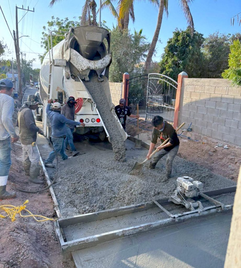 Avanzan trabajos de pavimentación en la calle Cabo Fierro en La Ribera en Los Cabos