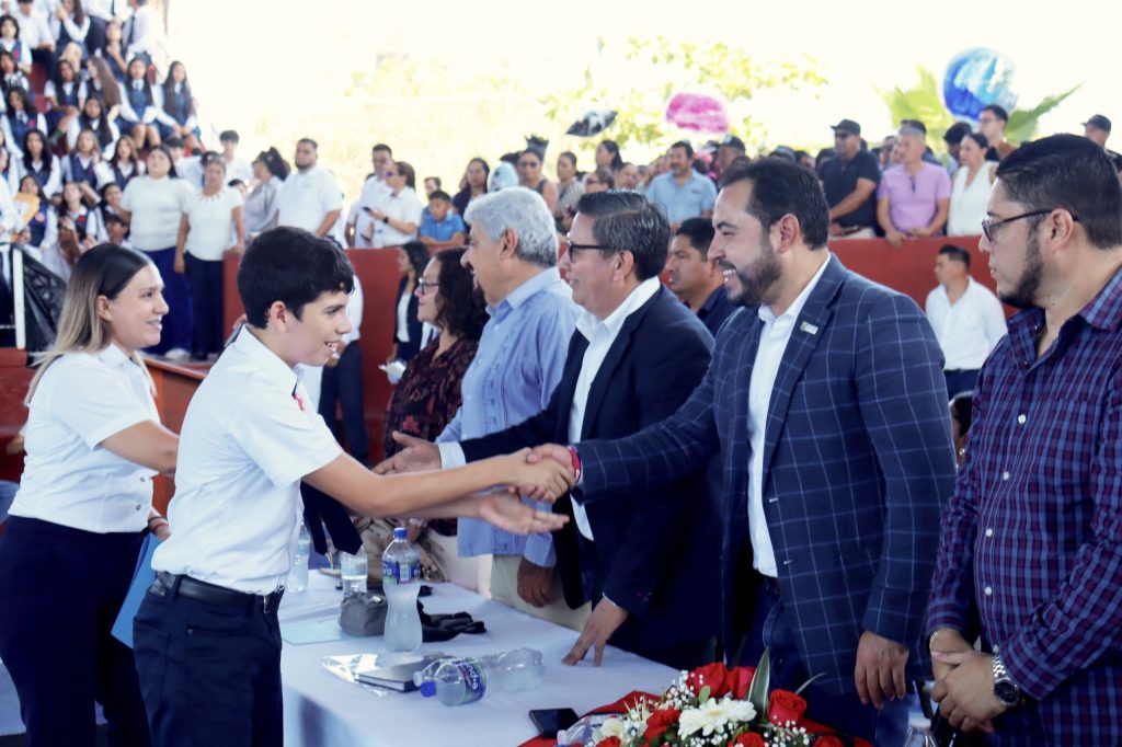 Clausura alcalde Christian Agúndez ciclo escolar en Escuela Secundaria Técnica No. 16 en Cabo San Lucas