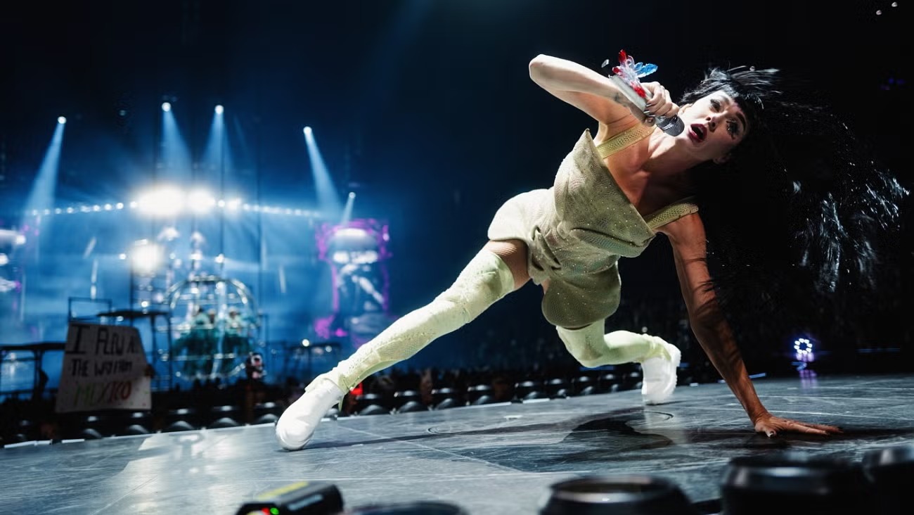 Katy Perry recibe descarga eléctrica en pleno show… y sigue cantando