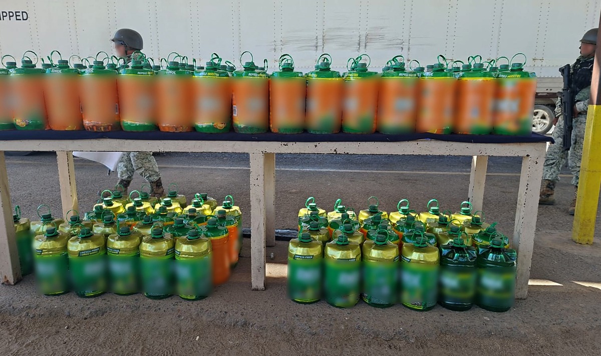 Decomisan mil 67 litros de metanfetamina oculta en bidones de limpiador en Sonora