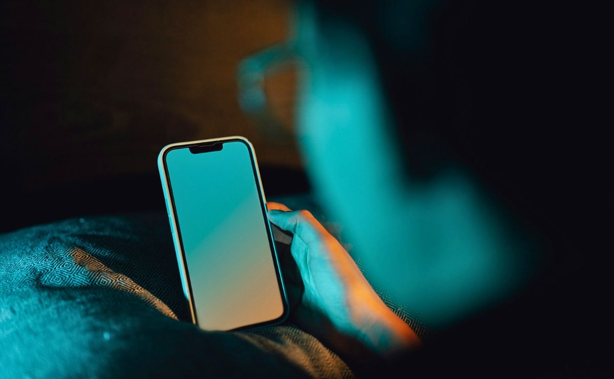 Niño de 13 años dispara en la cara a su mamá por quitarle el celular