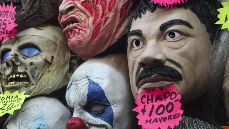 Prohíben disfraces alusivos al crimen organizado durante Halloween; habrá multas para quien los use