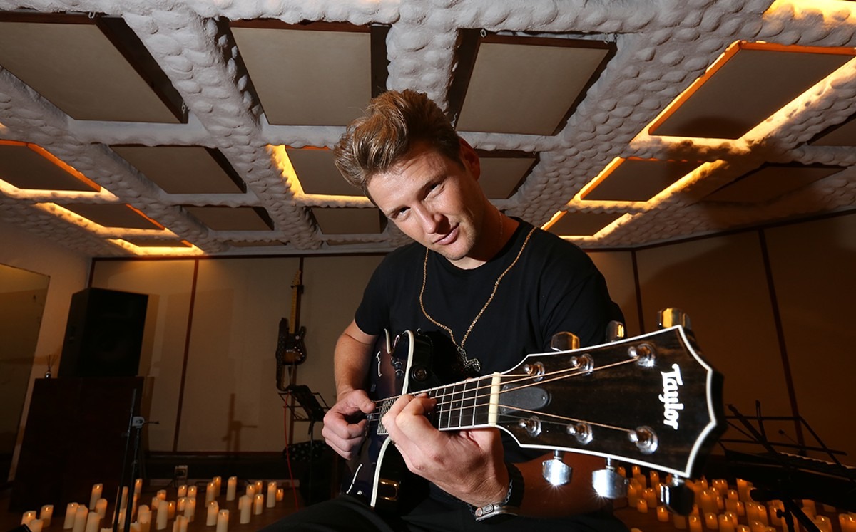 Alexander Acha responde a quienes lo tachan de ‘nepobaby’ por ser hijo de Emmanuel: «Me ha costado más trabajo»