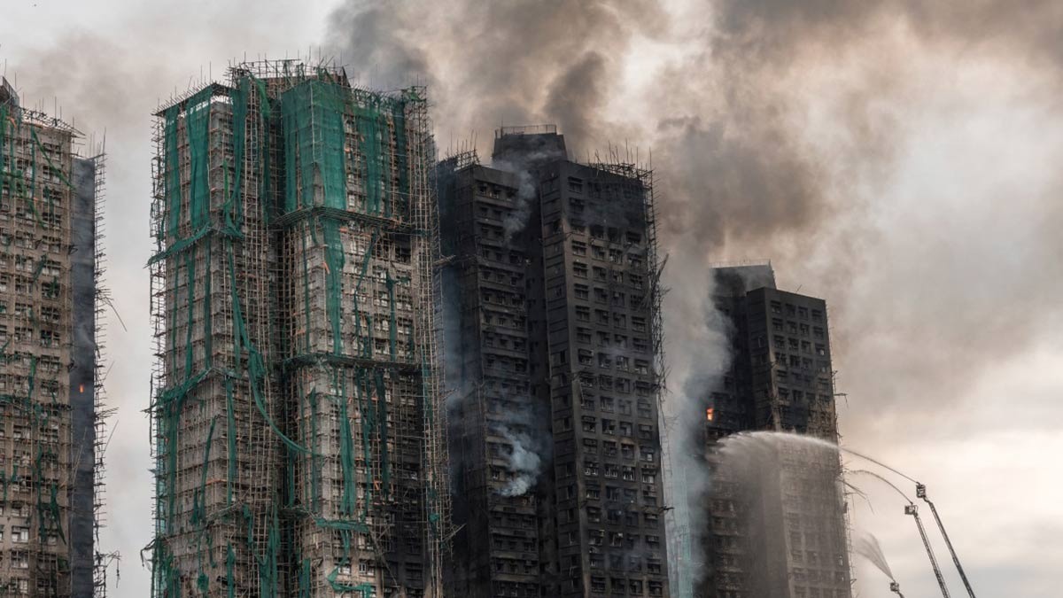 Sube a 65 el balance de muertos en incendio de Hong Kong, ya está bajo control