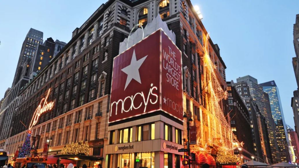 Mujer äpuñälä a madre que cambiaba pañal a su bebé en tienda Macy’s de Nueva York