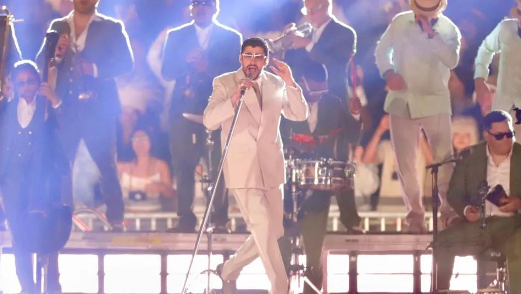 Bad Bunny regala boletos a fan que lo esperó afuera de su hotel en CdMx