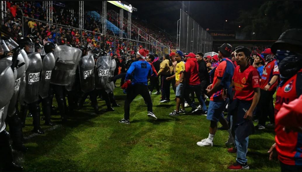 Final de futbol en la Liga de Guatemala termina en batalla campal