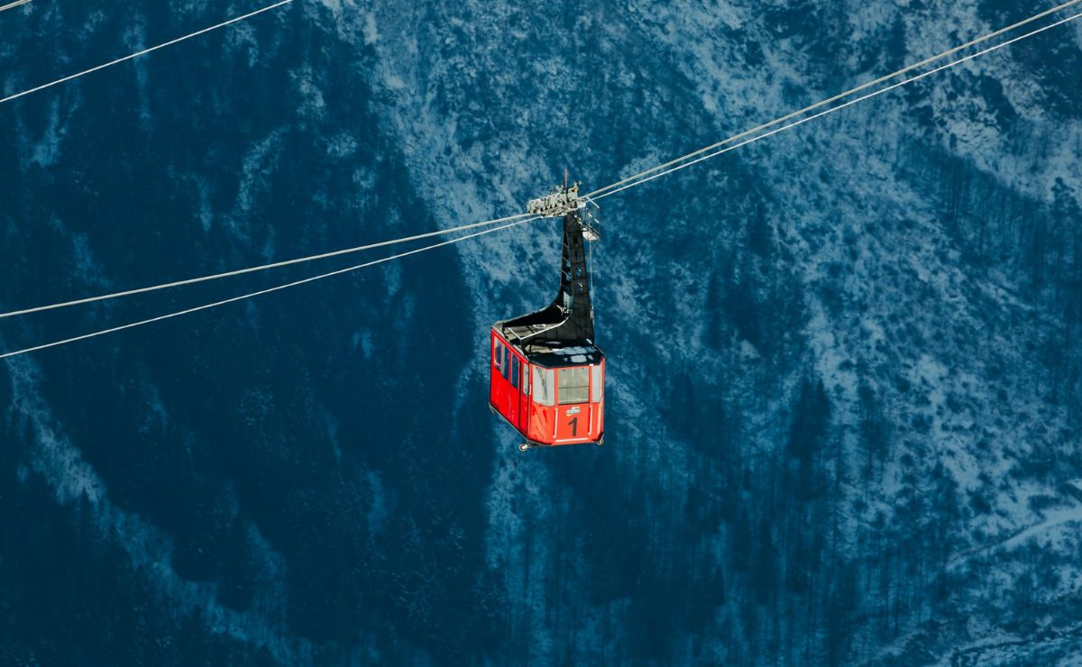 Incidente en teleférico deja cientos de personas atrapadas en los Alpes italianos