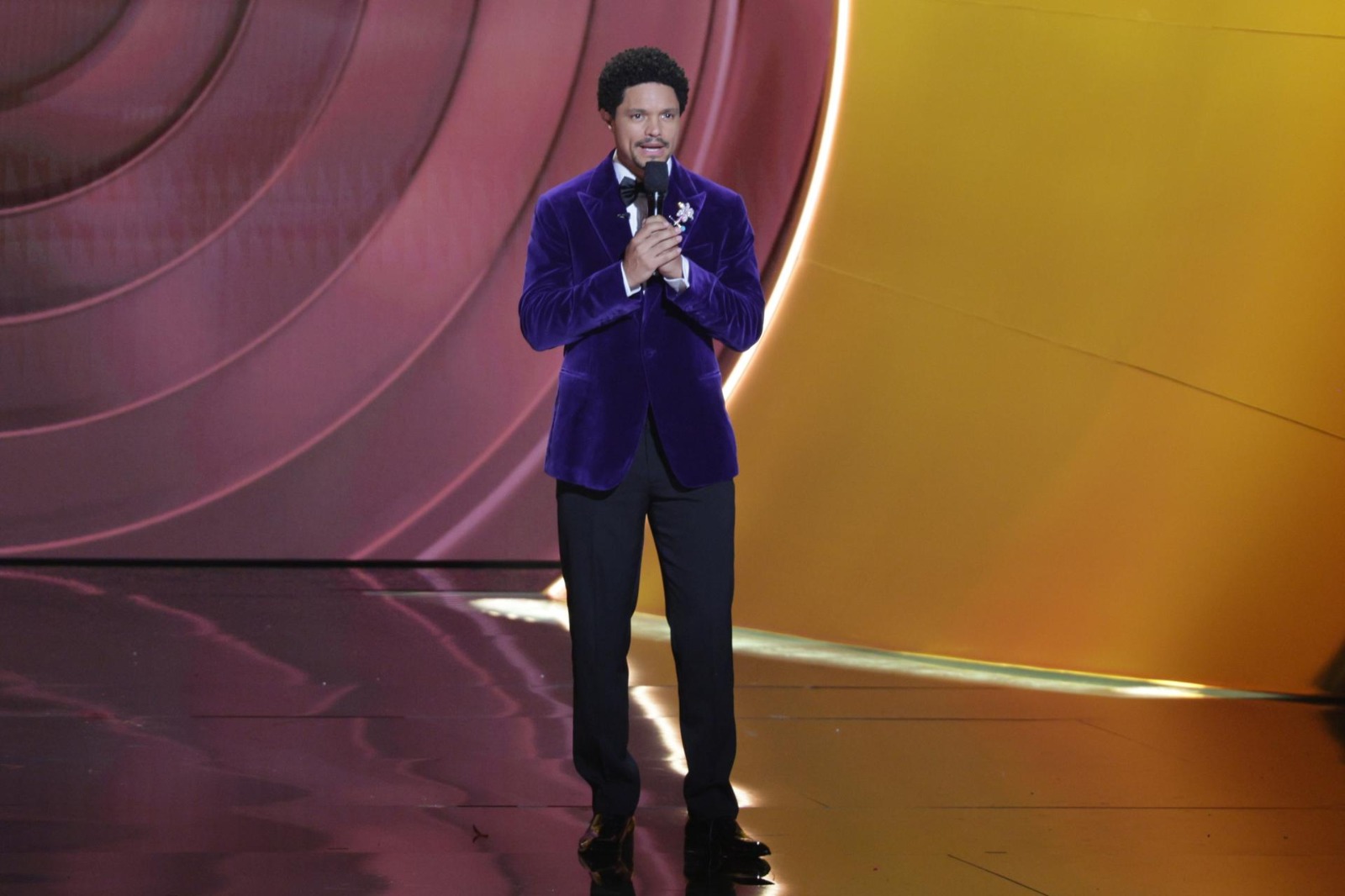 Trump amenaza con denunciar a Trevor Noah por su chiste en los Premios Grammy