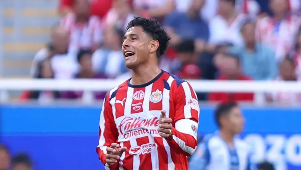 Chivas confirma baja de Luis Romo para el Clásico Nacional ante América