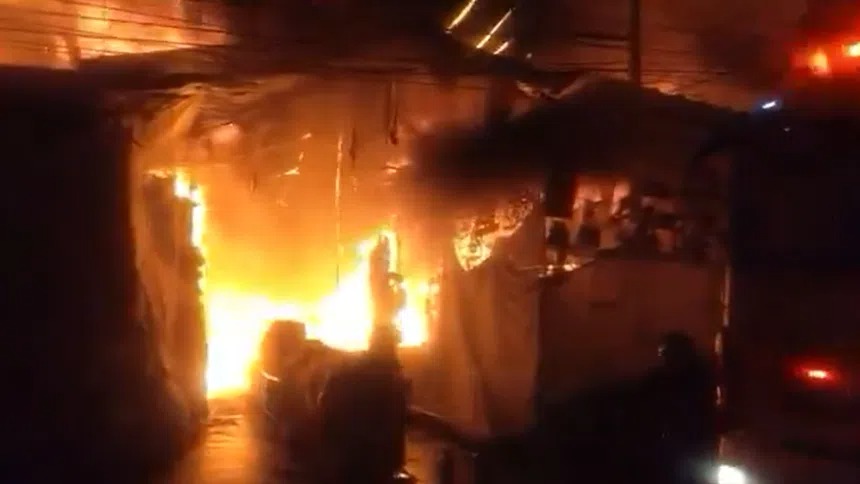 Se registra incendio en inmediaciones del Mercado de Sonora en CDMX