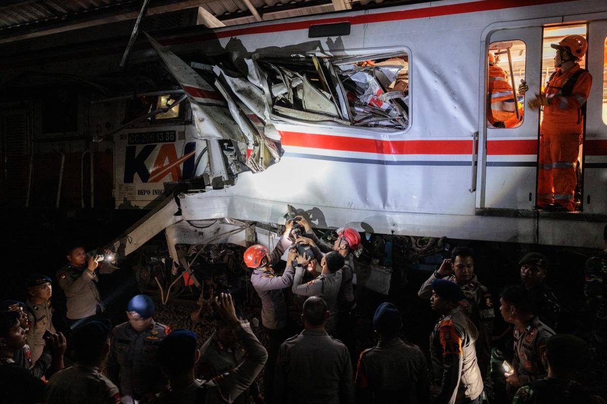 Choque de dos trenes en Indonesia deja 15 personas sin vida y decenas de heridos
