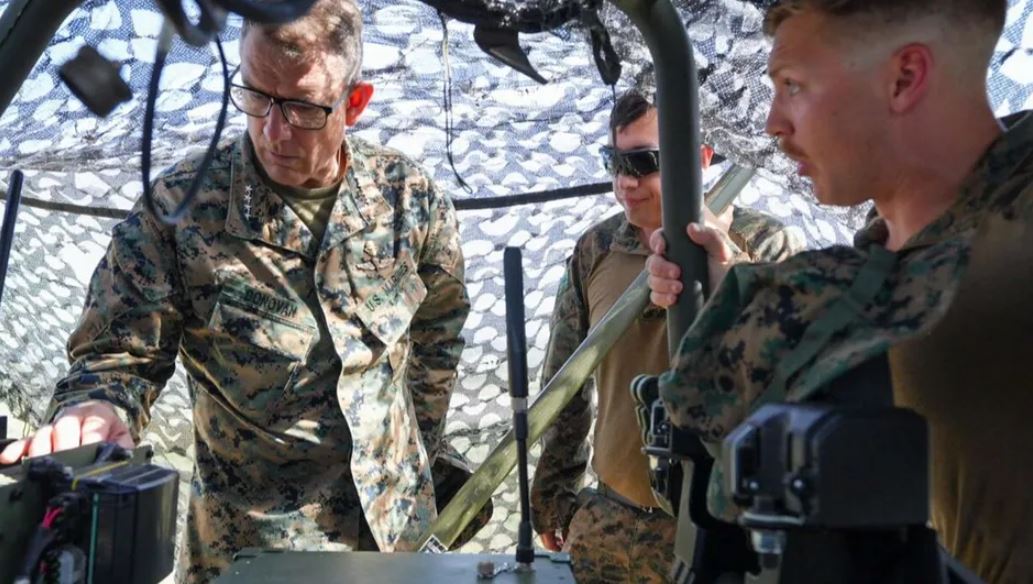 Jefe militar de Estados Unidos se reúne con alto mando del Ejército cubano en base de Guantánamo