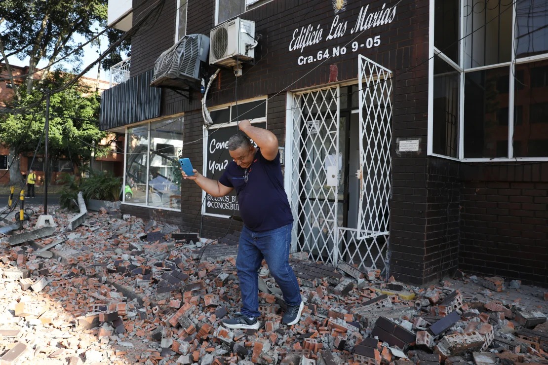 Fuerte sismo de 7.4 sacude gran parte de Colombia