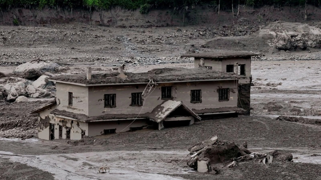 Una inundación repentina entre Nepal y el Tíbet deja 22 muertos y arrasa aldeas