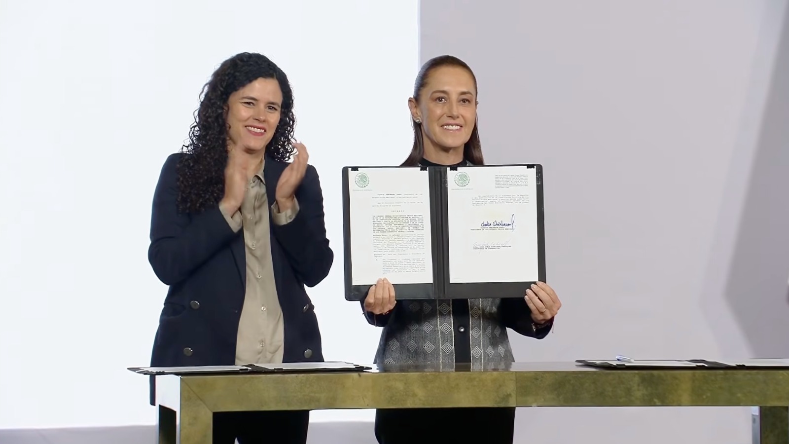 Sheinbaum firma decreto que limita doble nacionalidad para cargos públicos